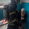 Броварщина: рятувальники витягли жінку з задимленої квартири через підгоряння їжі