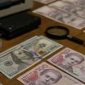 Під Києвом затримано фальшивомонетника: продаж підроблених доларів