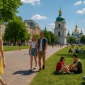 Літо прийшло у Київ: повітря прогріється до 25 градусів