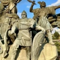 У центрі Києва зняли захист з пам’ятника засновникам міста