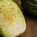 Чорні цятки на пекінській капусті: що це та чи можна їсти такий продукт?