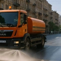 Київ у боротьбі зі спекою: вулиці освіжають холодним душем