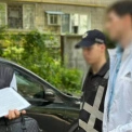 Київський зрадник на замовлення росіян підпалив мікроавтобус військового