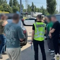 У Києві затримали ділків, які переправляли призовників через кордон