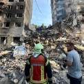 У Києві внаслідок удару рф по Солом’янському району зруйновано дві багатоповерхівки