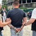 У Києві затримали чоловіка, який вимагав $2000 за зняття з розшуку