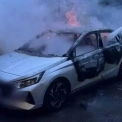 Авто загорілося у дворі багатоповерхівки в Києві
