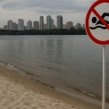 Столичні пляжі під забороною: офіційний перелік водойм, де небезпечно купатися у 2025 році