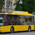 Через наслідки ворожого обстрілу в Києві частково змінений рух громадського транспорту