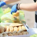 Продуктові набори для ВПО з Донеччини в Києві: хто і коли отримає допомогу!