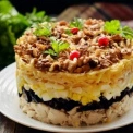 Салат з куркою, чорносливом і яблуком: ніжність у кожному шарі