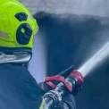 У Києві палав приватний будинок — усе подвір’я затягнуло димом