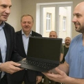Кличко передав 65 ноутбуків київському реабілітаційному центру