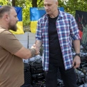 Замість обіцянок — дрони: Київ відправив на передову чергову партію з 900 БпЛА