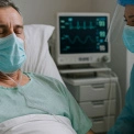 У Києві різко зросла кількість госпіталізацій через COVID-19: новий штам вражає голос і легені