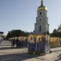 На Софійській площі відкрили виставку «Воїни світла» з портретами полеглих героїв