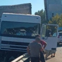На Броварській об’їзній вантажівка врізалася у відбійник — постраждалих немає
