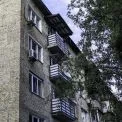 Балкони менші, стіни сипляться: жителі критикують ремонт будинку на Остапа Вишні