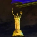Монумент «Батьківщина-мати» у Києві засяяв лазерно-світловою інсталяцією