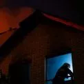 Масштабна нічна пожежа у Києві: полум’я з СТО охопило приватний будинок