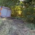 На Київщині вантажівка з’їхала в кювет: постраждав водій
