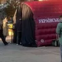 На Хрещатику з’явився намет «Скажи правду»: кожен може висловитися перед камерою