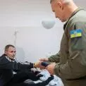 Кличко відвідав військовий шпиталь і нагородив поранених захисників