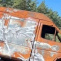 Автівка-символ війни зникла: у Ірпені викрали роботу художника Bandit