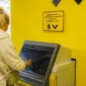 Тепер без черг: українці можуть знімати долари у валютних банкоматах