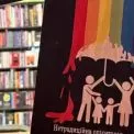 Поліція Києва розслідує погрози та гомофобні листівки біля книгарні «Сенс»