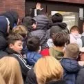 Черга перетворилась на штурм: у Ірпені чоловік вибив двері тілом під час відкриття секонд-хенду