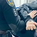 У Києві затримали чоловіка, який пограбував пенсіонера та зірвав із нього золотий ланцюжок