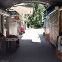 Київ позбувається застарілих кіосків: у Подільському районі знесли мікроринок