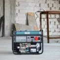 Ажіотаж через блекаути: кияни масово скуповують зарядні станції, ціни злетіли на третину