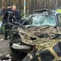 Жахлива аварія на Салютній: вантажівка відкинула легковик на людей