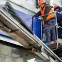 Розчистять фасади й узбіччя: у двох районах Києва прибирають нелегальні вивіски