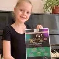 Маленький голос – велика перемога: юна співачка з Бучі підкорила всеукраїнський конкурс