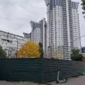 Зелена зона під загрозою: на Березняках зводять апарт-комплекс у сквері біля мосту Патона