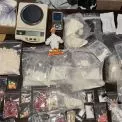 Психотропи на мільйон і гараж для фасування: у Києві затримали сімейних наркодилерів