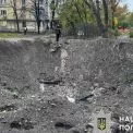Після російських ударів у Подільському районі працює штаб допомоги та комунальні служби