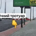 У Київавтодорі пояснили фото «велодоріжки» зі стовпами — це технічна зона
