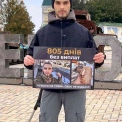 У Києві ветеран вийшов на одиночний протест — держава відмовляється компенсувати лікування після поранення