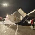 Трагедія під Києвом: вантажівка розбилася об опору мосту, життя водія не врятували
