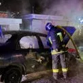 Вогонь у нічному місті: рятувальники гасили палаюче авто в Броварах