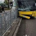 На Святошині маршрутка врізалася в електроопору: дев’ятеро постраждалих