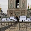 У центрі Києва провели акцію «Порожні стільці»: нагадали про журналістів і правозахисників у російському полоні