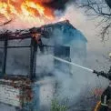 На Київщині вигоріла нежитлова будівля: рятувальники ліквідували масштабну пожежу в Узині