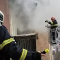 Через вибух зарядної станції в Києві загорілася квартира: рятувальники врятували двох людей