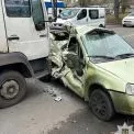 У Броварах лобове зіткнення авто з вантажівкою: 27-річного водія госпіталізували