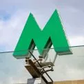Метро оновлює знаки: нова “М” пробиватиме туман і дощ на кілометри